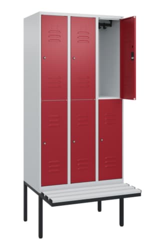 C+P Armoire vestiaire à deux niveaux Classic Plus avec banc, largeur de compartiment 300 mm