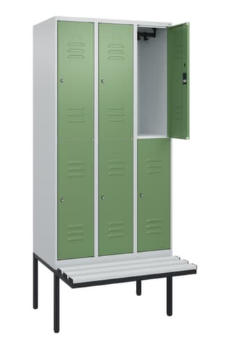 C+P Armoire vestiaire à deux niveaux Classic Plus avec banc, largeur de compartiment 300 mm