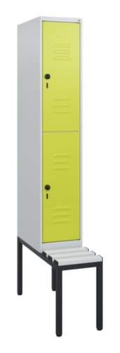 C+P Armoire vestiaire à deux niveaux Classic Plus avec banc, largeur de compartiment 300 mm