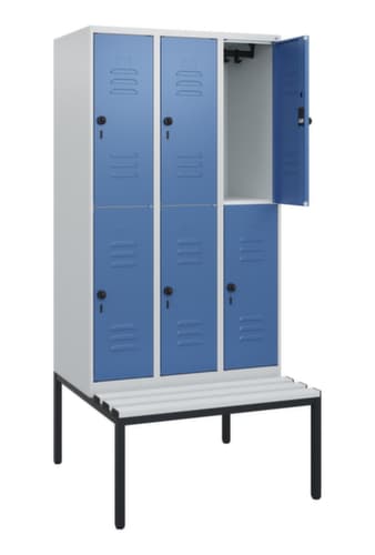 C+P Armoire vestiaire à deux niveaux Classic Plus avec banc, largeur de compartiment 300 mm