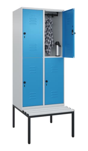 C+P Armoire vestiaire à deux niveaux Classic Plus avec banc, largeur de compartiment 400 mm