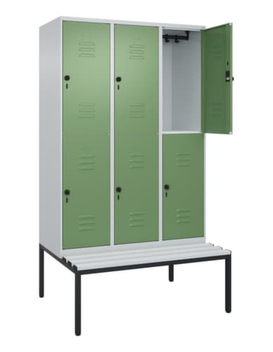 C+P Armoire vestiaire à deux niveaux Classic Plus avec banc, largeur de compartiment 400 mm