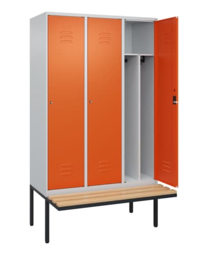 C+P Armoire vestiaire avec banc Classic Plus pour une séparation en noir et blanc, largeur de compartiment 400 mm