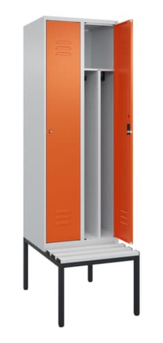 C+P Armoire vestiaire avec banc Classic Plus pour une séparation en noir et blanc, largeur de compartiment 300 mm