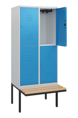 C+P Armoire vestiaire à deux niveaux Classic Plus avec banc, largeur de compartiment 400 mm