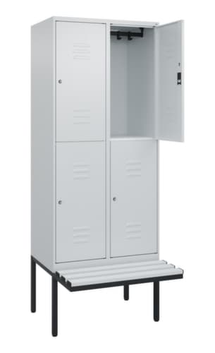C+P Armoire vestiaire à deux niveaux Classic Plus avec banc, largeur de compartiment 400 mm
